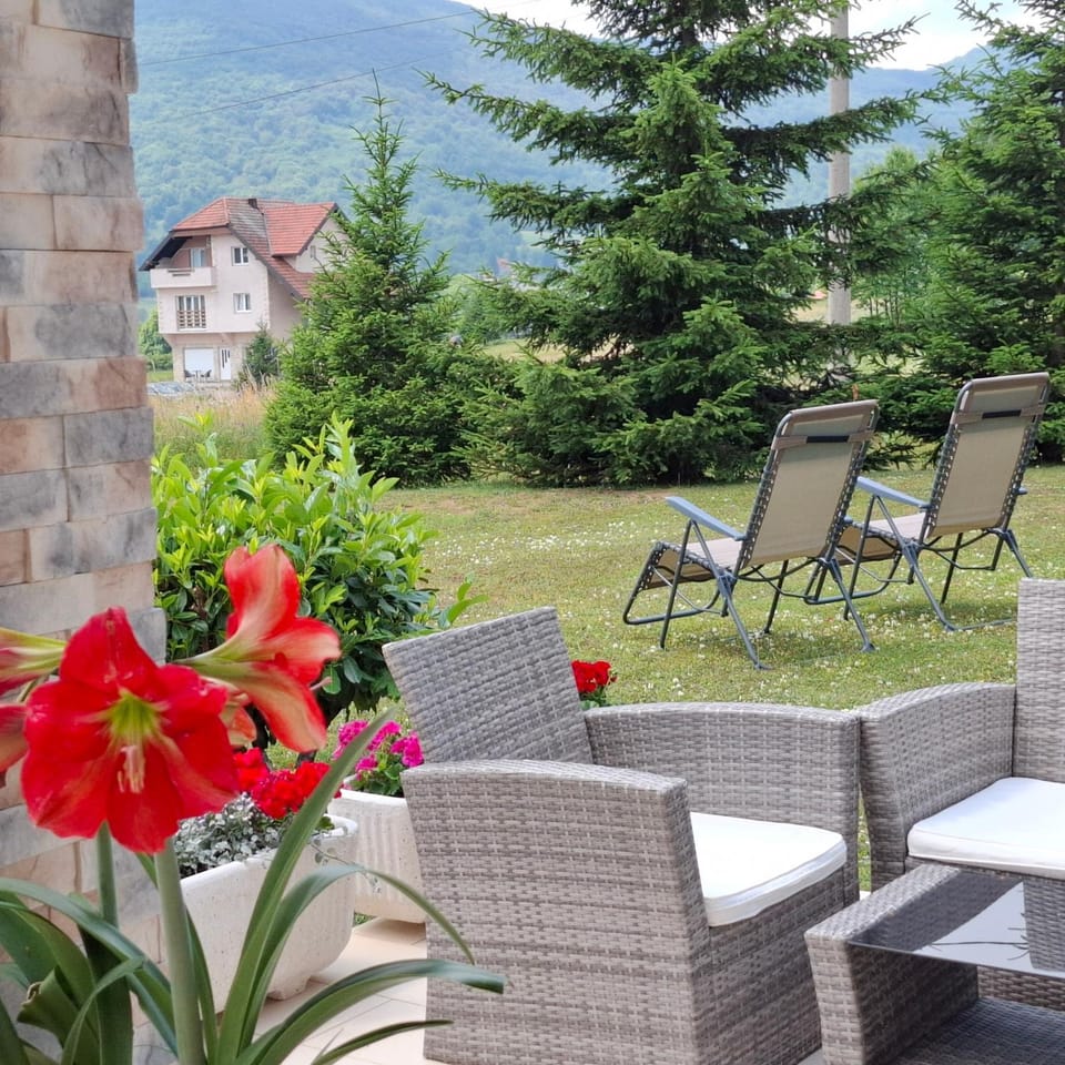 Day, Natural landscape, Garden, Seating area, Garden view, Mountain view, sunbed