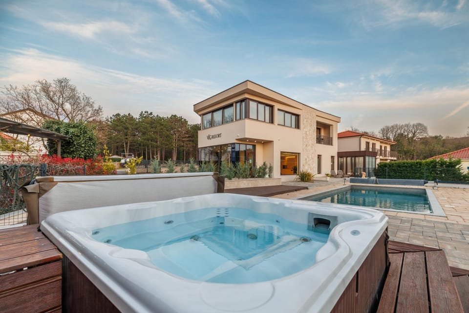 Property building, Day, Hot Tub, Pool view, Swimming pool