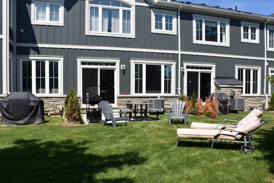 New Blue Mountain Village Snowbridge Executive Townhome Sleeps 10 with Outdoor Pool and Shuttle House in Grey Highlands