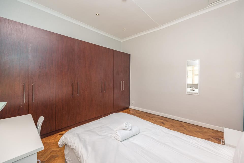 Contemporary 4 Bedroom Home Apartment in Cape Town