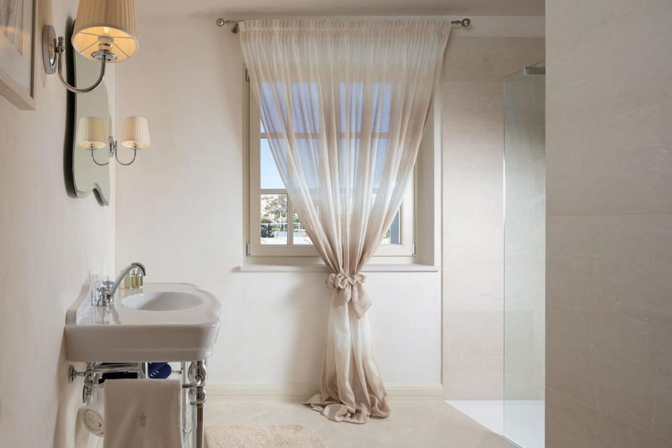 Shower, towels