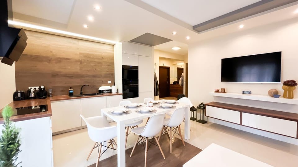 TV and multimedia, Kitchen or kitchenette, Living room, Dining area