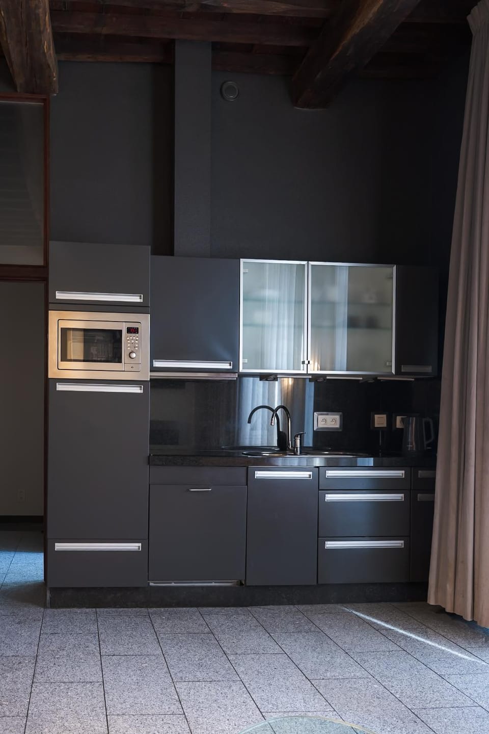 Coffee/tea facilities, Kitchen or kitchenette, dishwasher, stove