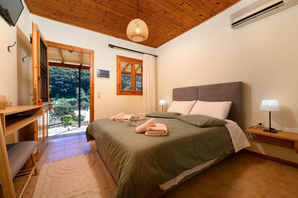 Bed, TV and multimedia, Bedroom, air conditioner