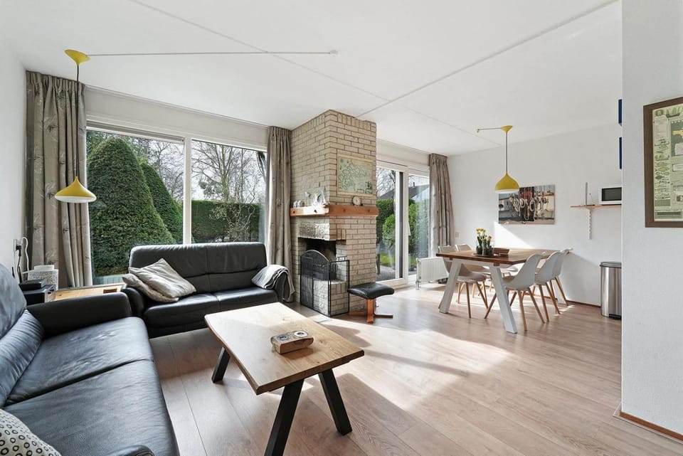 TV and multimedia, Living room, Seating area, fireplace