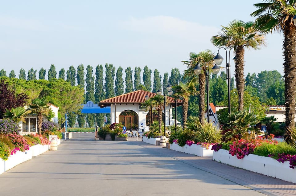 Property building, Staff, Facade/entrance, Activities, Lobby or reception, Guests, Entertainment, children, young children, older children, group of guests, Family