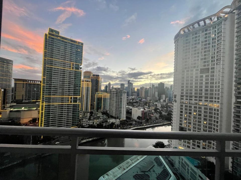 Great 1BR Aqua Livingstone with Netflix, Pool & Gym Apartment in Mandaluyong