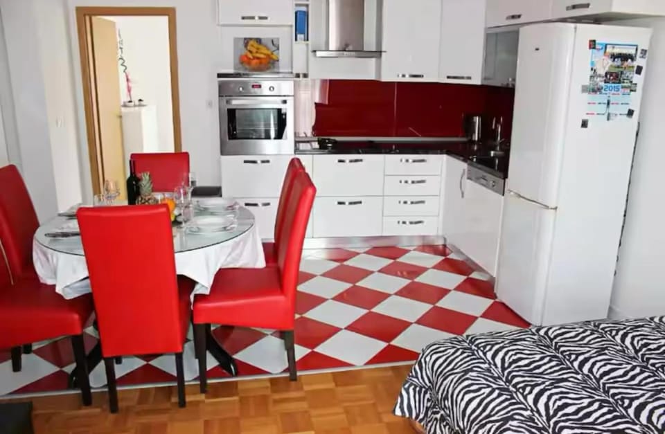 Dining area, kitchen