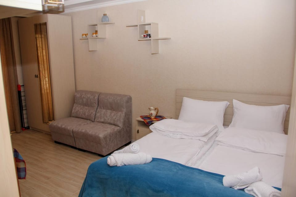 Bed, Photo of the whole room, Decorative detail, Bedroom
