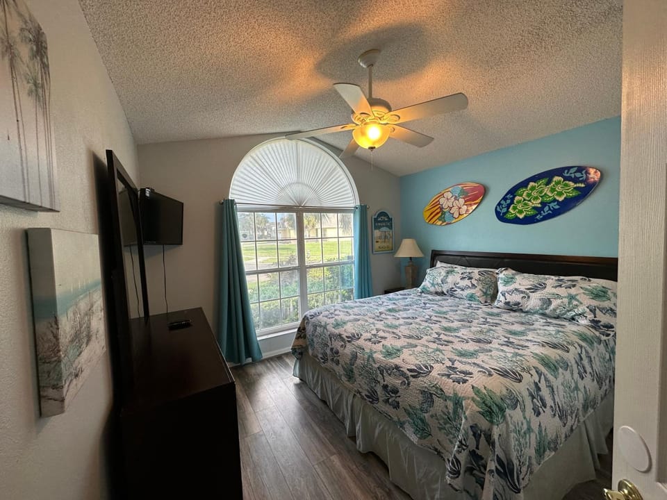 Photo of the whole room, Bedroom