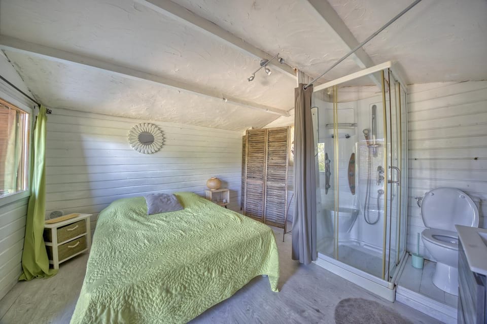 Shower, Bed, Photo of the whole room, Bedroom