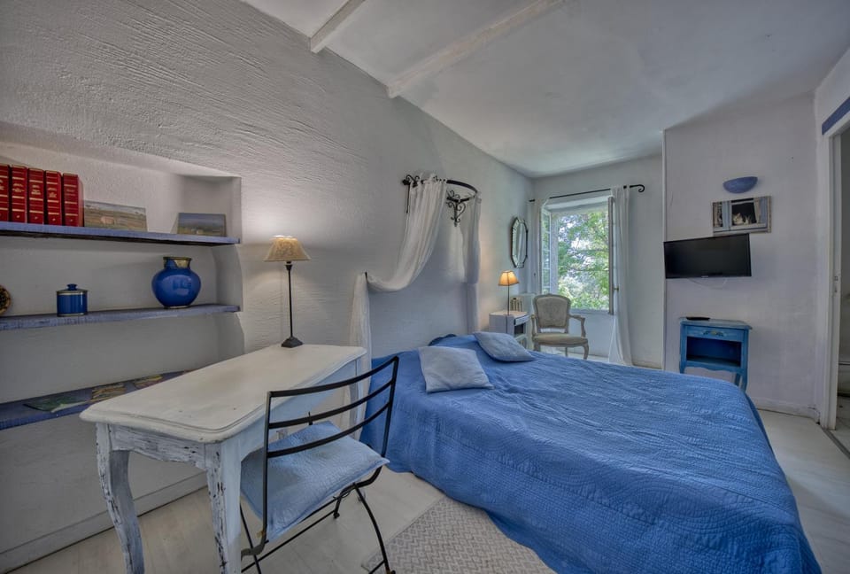 Bed, TV and multimedia, Photo of the whole room, Bedroom