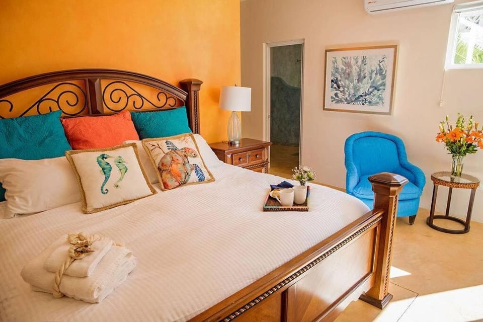 walk to malecón, private Pool and Garden House in La Paz