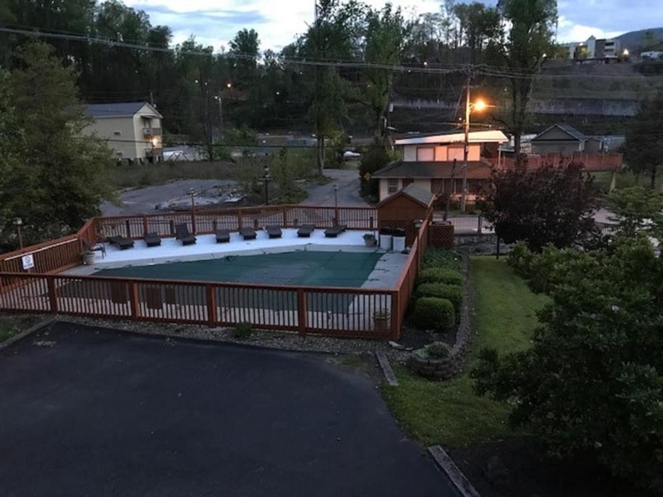Spacious Downtown Condo Walking distance to Downtown Gatlinburg Sleeps 6 guests Apartment in Gatlinburg