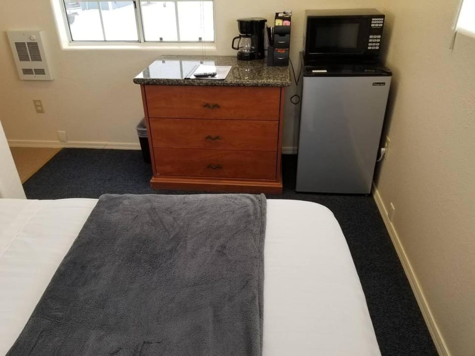 Bed, Kitchen or kitchenette, Bedroom, minibar, toaster