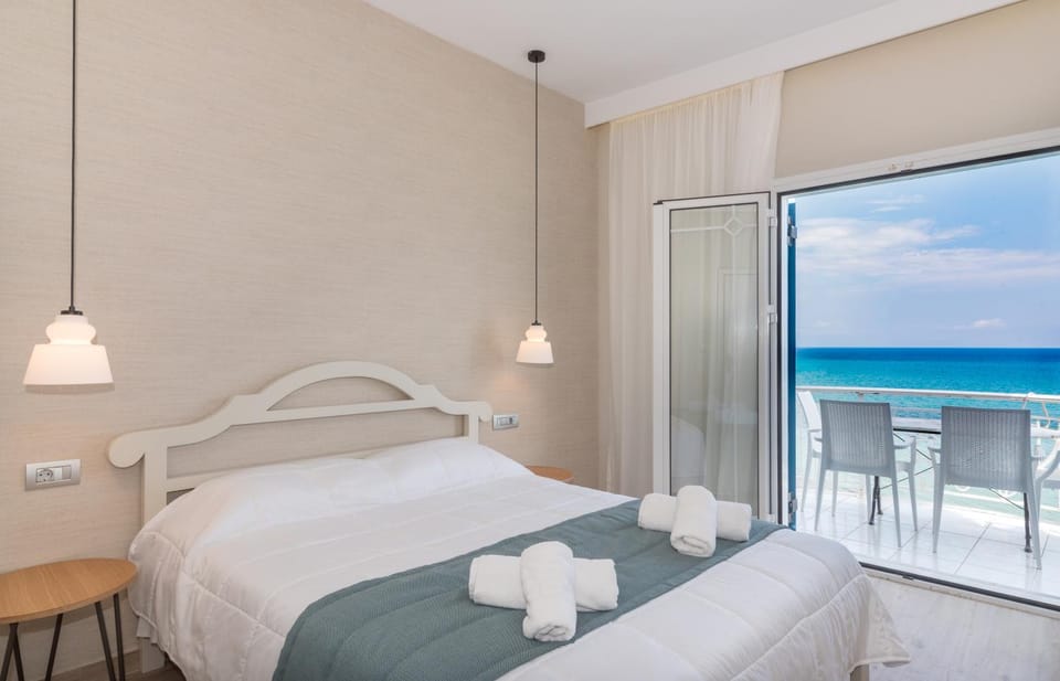 Bed, Balcony/Terrace, Bedroom, Sea view