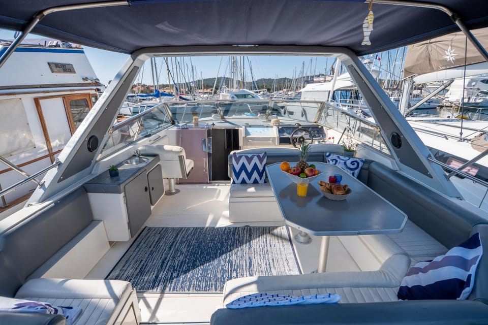 Day, Natural landscape, Living room, Seating area