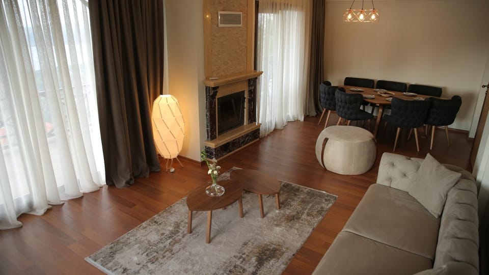 Living room, Dining area, Lake view