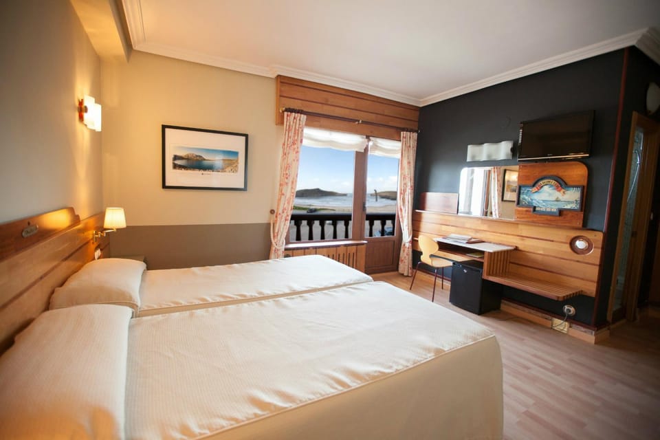 Bed, Photo of the whole room, Decorative detail