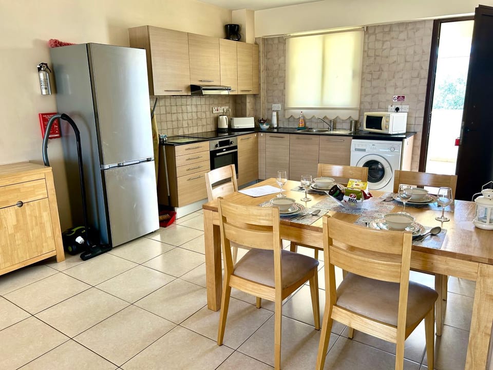Coffee/tea facilities, Kitchen or kitchenette, Dining area, oven, stove, toaster