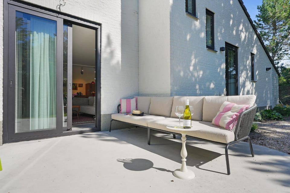 Property building, Balcony/Terrace, Living room, Seating area