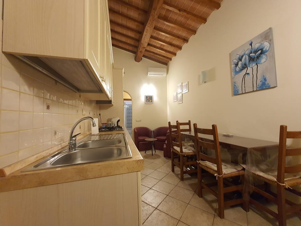 Kitchen or kitchenette, Seating area, Dining area, stove