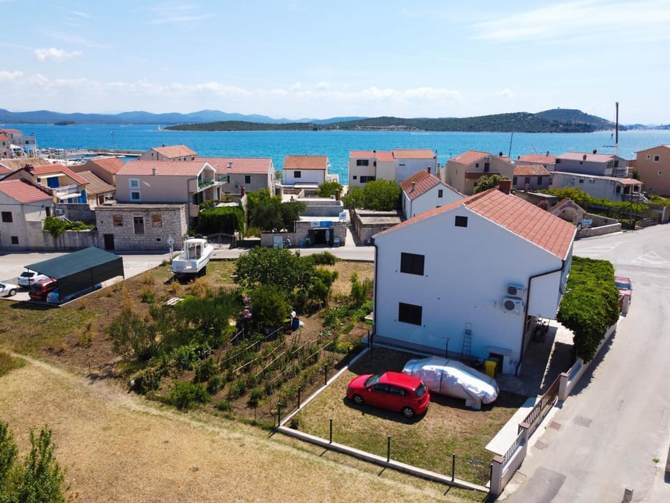 Restaurant/places to eat, Neighbourhood, Natural landscape, Beach