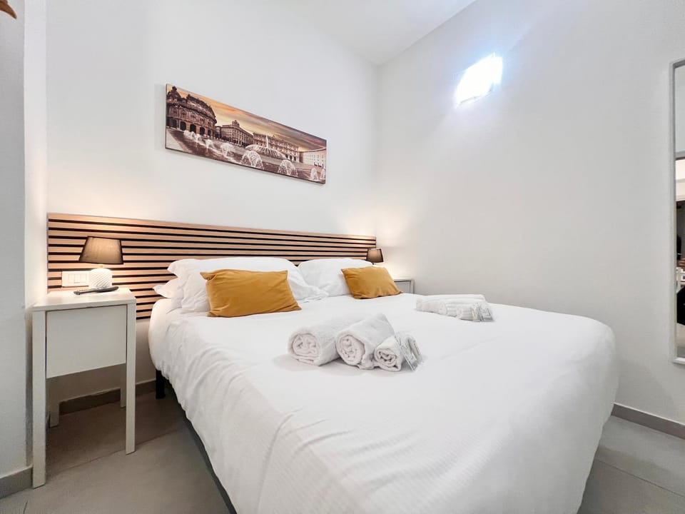 Bed, Photo of the whole room, Bedroom