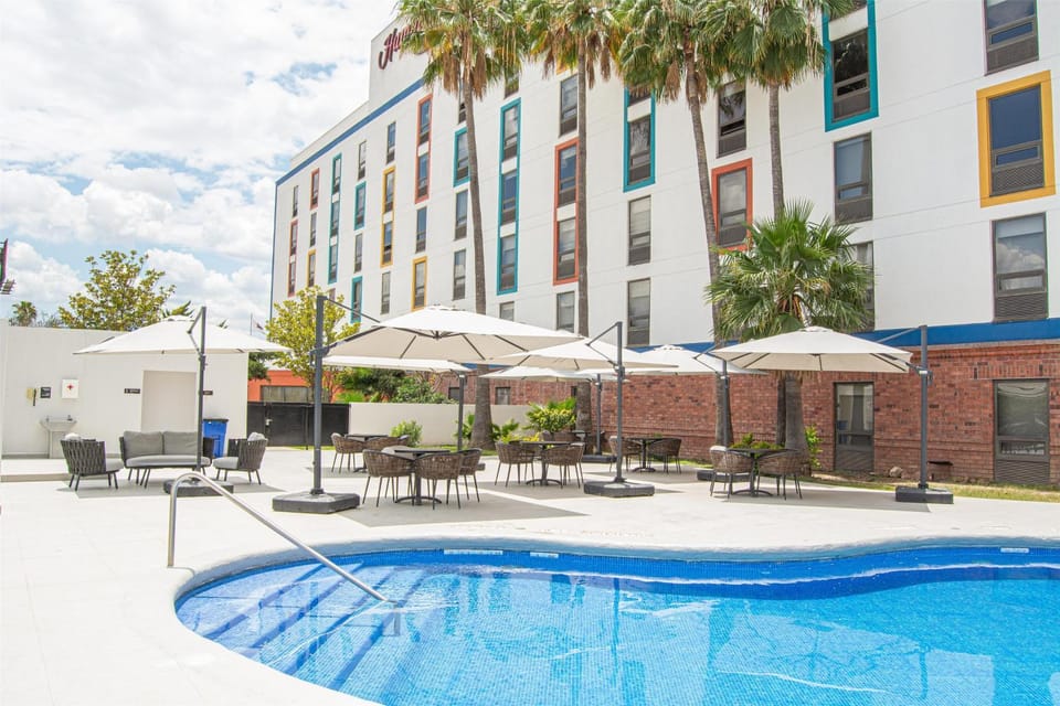 Patio, Day, Balcony/Terrace, Swimming pool, sunbed