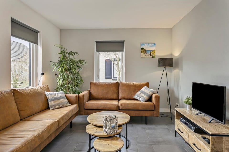 TV and multimedia, Living room, Evening entertainment