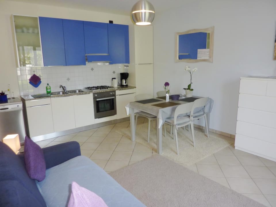 Kitchen or kitchenette, Living room, Seating area, Dining area, dishwasher, pet friendly, stove