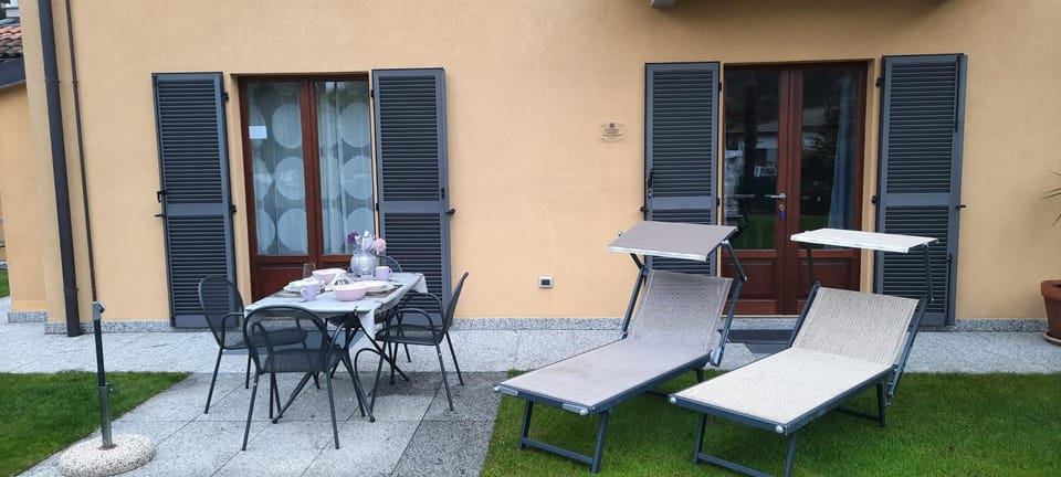 Seating area, Dining area, Garden view, sunbed