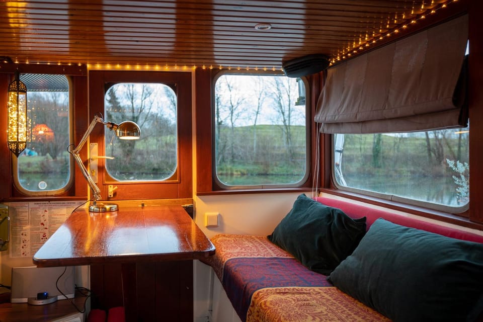 Communal lounge/ TV room, Garden view, Landmark view, River view, Continental breakfast