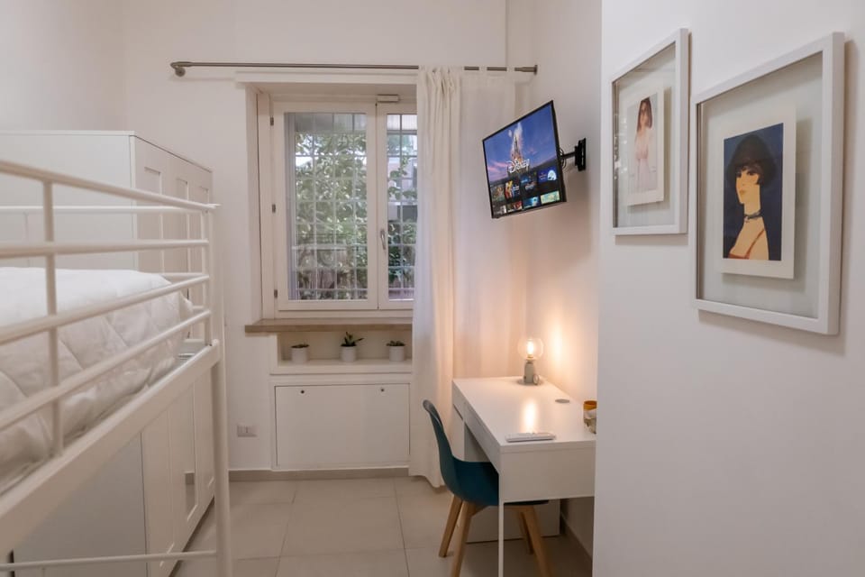 Bed, TV and multimedia, Bedroom