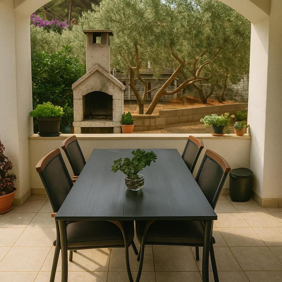 Patio, Day, Garden, Dining area
