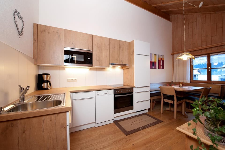 Kitchen or kitchenette, Dining area, Mountain view