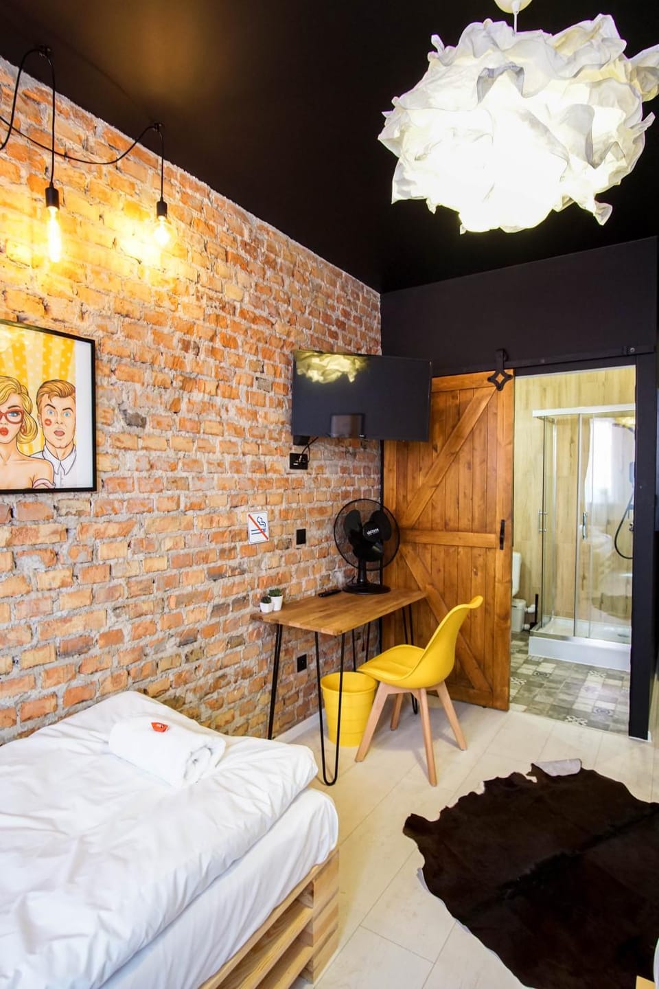 Bed, TV and multimedia, Photo of the whole room, Seating area, Bedroom, hair dresser