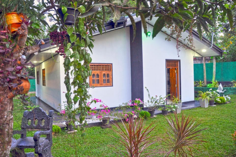 Property building, Facade/entrance, Garden, Garden view