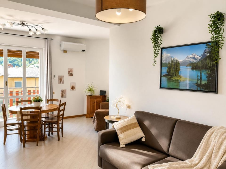 Communal lounge/ TV room, View (from property/room)