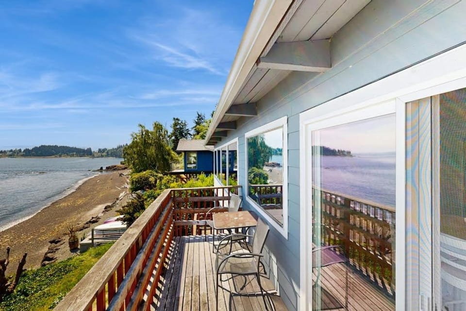 Rockaway Beach View Apartment in Bainbridge Island