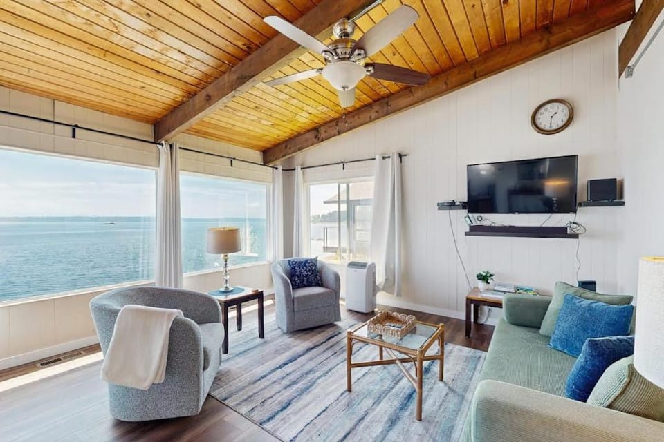 Rockaway Beach View Apartment in Bainbridge Island