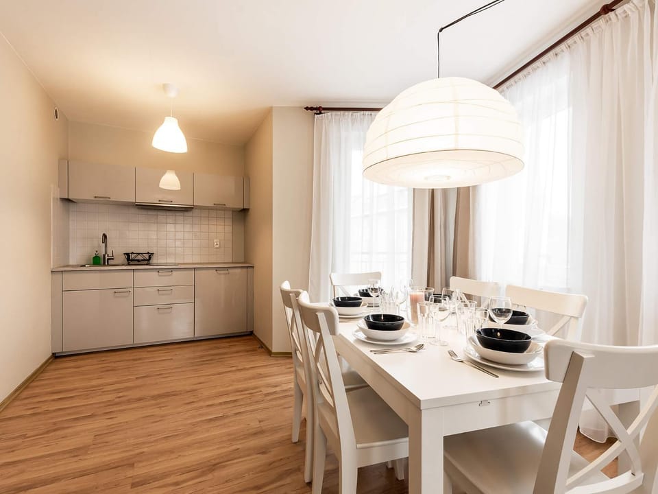 Kitchen or kitchenette, Dining area