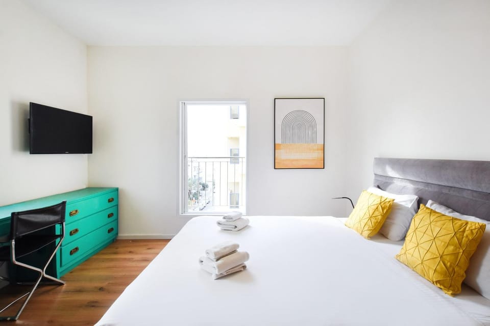 Bed, Bedroom, towels