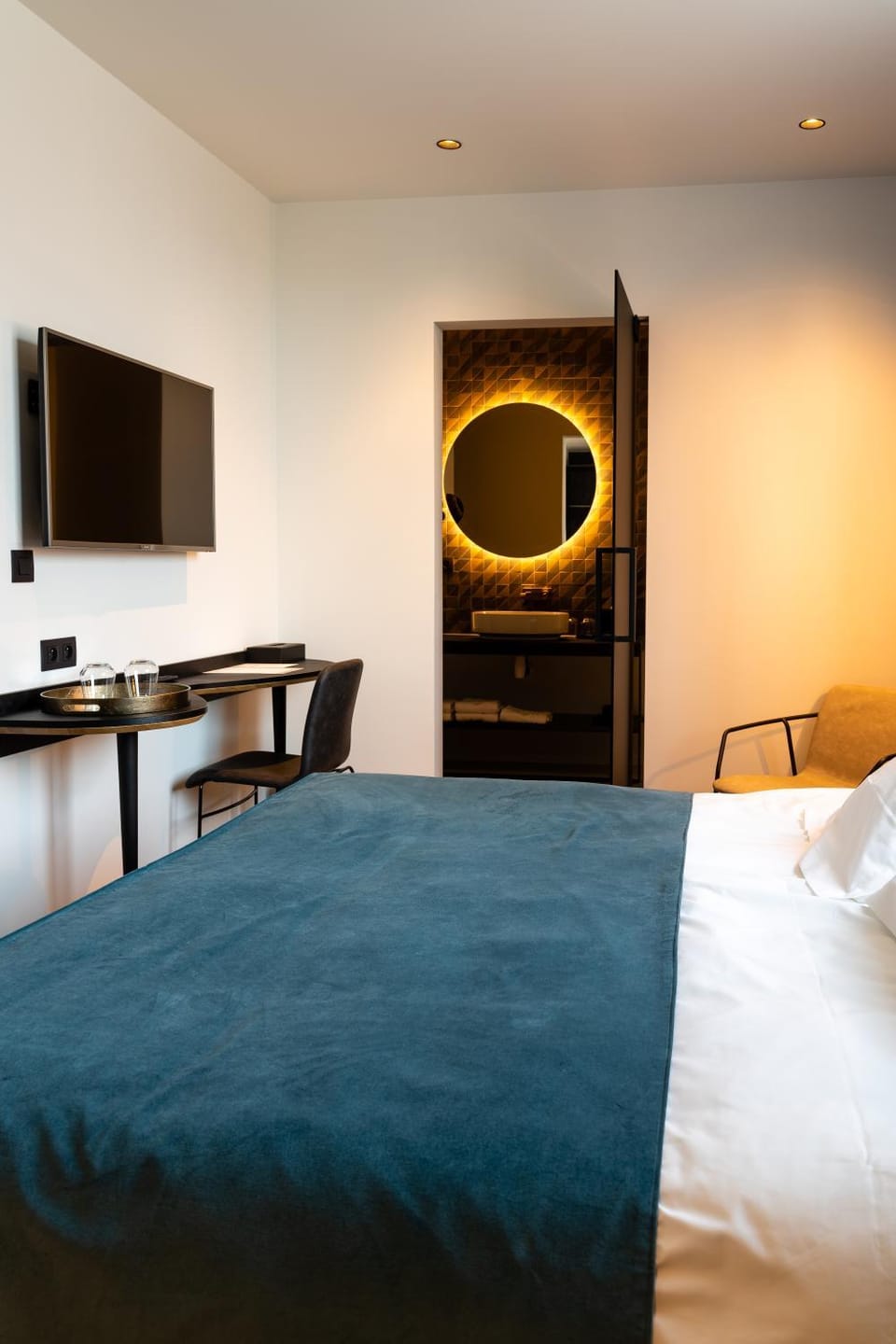 Bed, TV and multimedia, Bedroom
