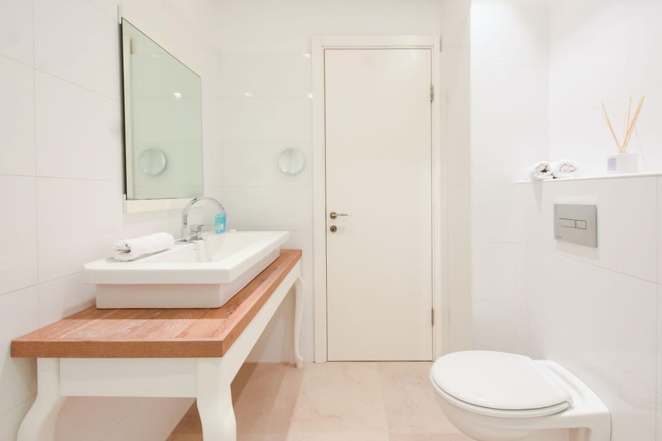 Toilet, Bathroom, towels