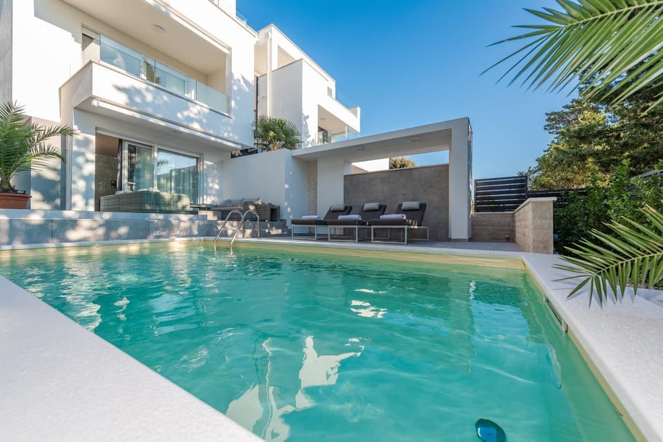 Balcony/Terrace, Seating area, Swimming pool, Swimming pool