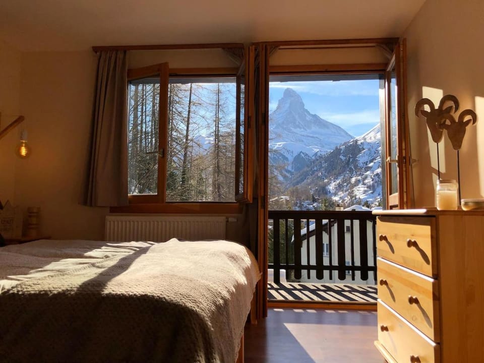 Bedroom, Mountain view