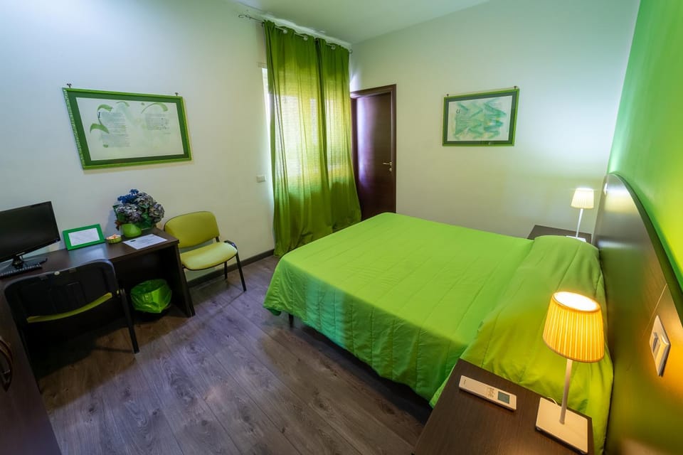 Bed, TV and multimedia, Photo of the whole room, Bedroom, hair dresser