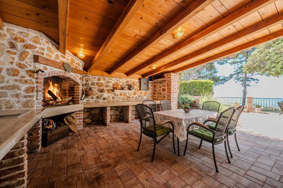 Holiday house Pantovčak, secluded stone house without other guests,with heated pool and unique view Bed and Breakfast in Lika-Senj County