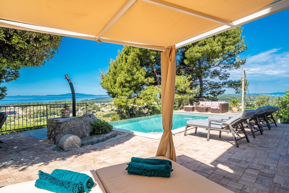 Holiday house Pantovčak, secluded stone house with heated pool and unique view Bed and Breakfast in Lika-Senj County
